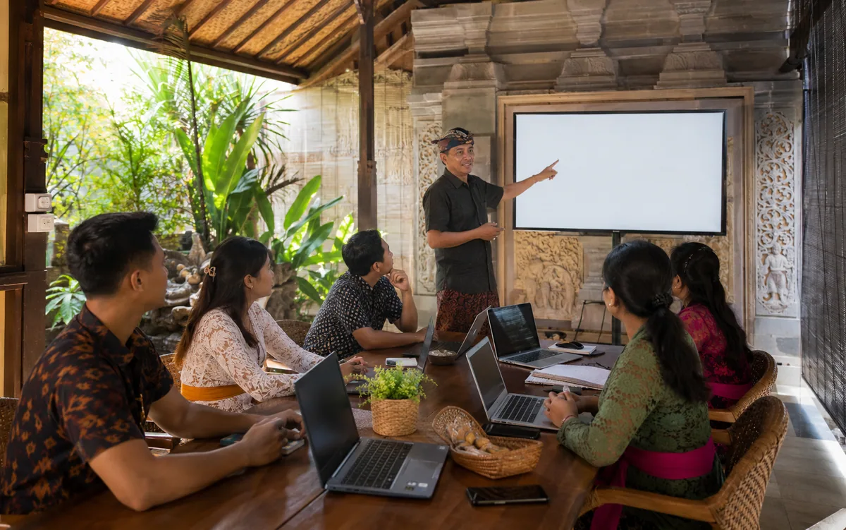 Pelatihan kerja, literasi digital, dan pendampingan usaha bagi generasi muda serta UMKM Bali